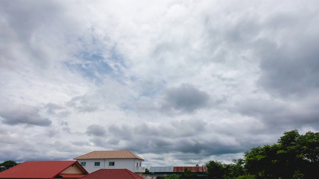 在雨季，天空移动得很快。视频素材