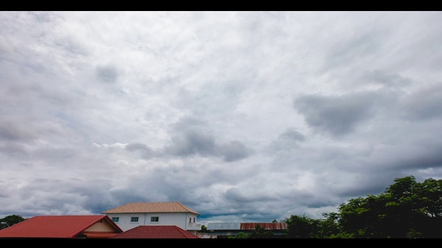 在雨季，天空移动得很快。视频素材