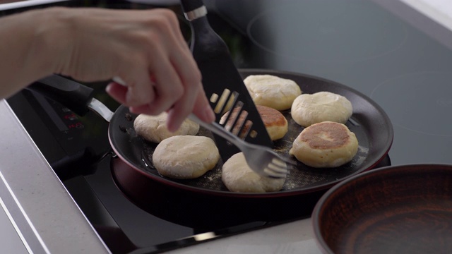 烹饪干酪煎饼。女性用手翻动干酪煎饼。视频素材