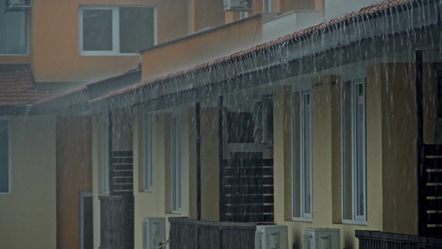 屋顶上的大雨视频素材