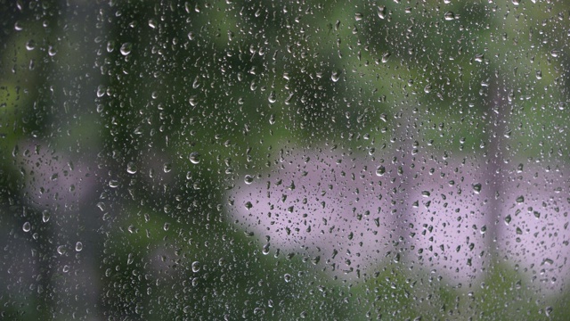 玻璃上水滴的特写。下雨的日子视频素材