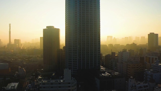 上午拍摄新宿区摩天大楼天际线全景。视频素材