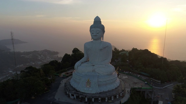 无人机鸟瞰大佛是泰国普吉岛日落上的地标视频下载