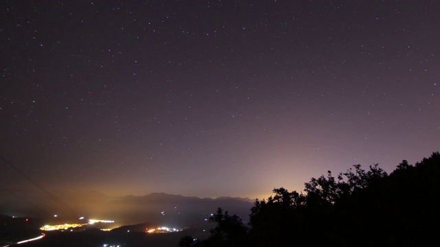 时间流逝的星空开始在一个景观与高速公路，并向天穹移动视频素材