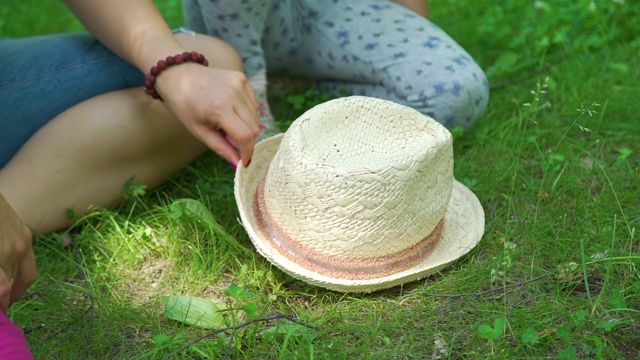 毛茸茸的小猫躲在公园的草帽下视频素材