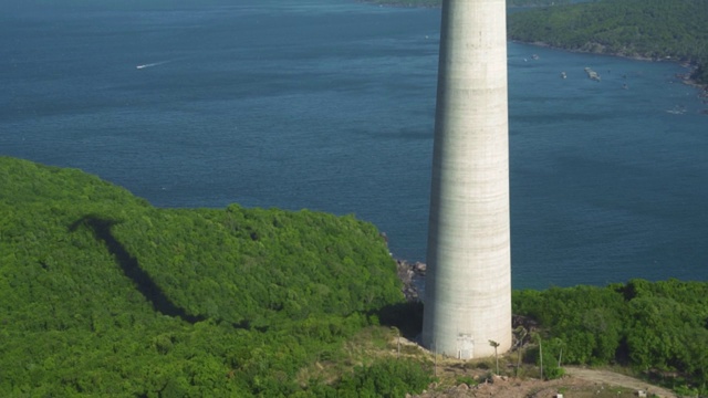 在异国情调的岛屿热带海岸，无人机沿着架空索道塔飞行视频素材