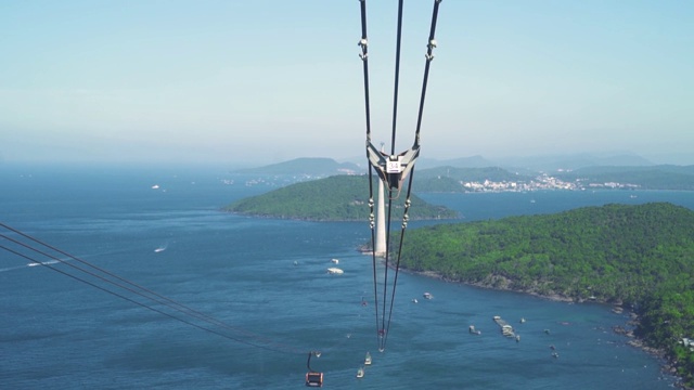 空中缆车鸟瞰图，有海洋和岛屿的风景视频素材