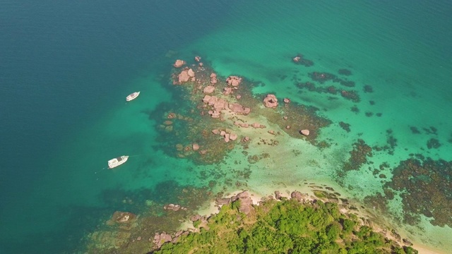 美丽的亚洲泻湖，有着深蓝色的海水和蓝绿色的海滩视频素材