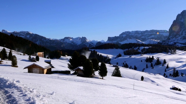 意大利Dolomites的Siusi山上冬天的日出视频素材