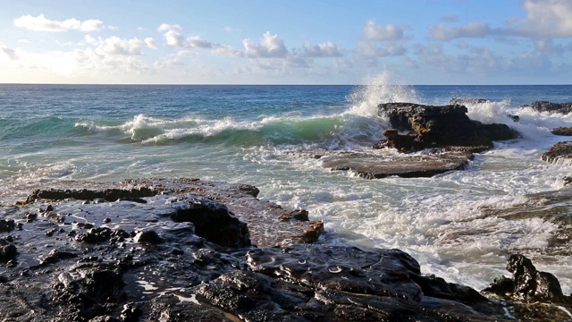 在夏威夷瓦胡岛的桑迪海滩附近，海浪拍打着岩石视频素材