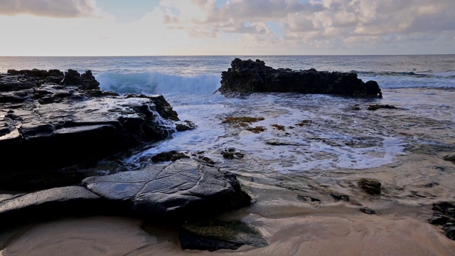 在夏威夷瓦胡岛的桑迪海滩附近，海浪拍打着岩石视频素材