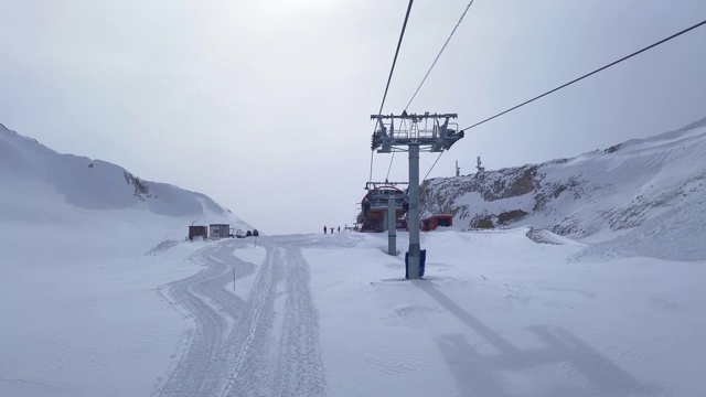 冬季滑雪胜地的索道吊装。视频素材