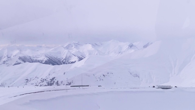 游客在冬季的山上滑雪。视频素材