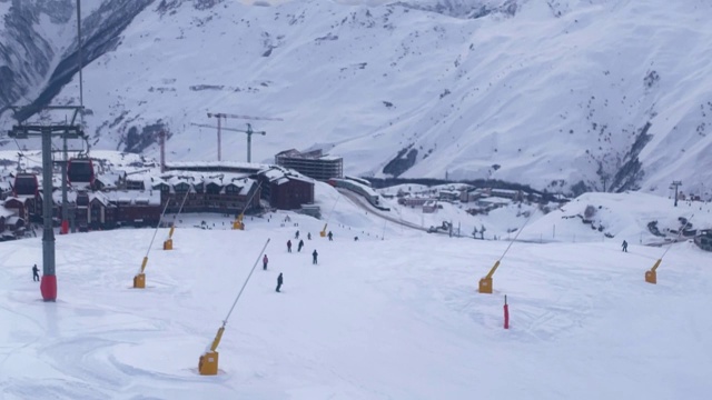 冬季滑雪胜地的索道吊装。视频素材