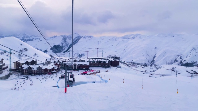 冬季滑雪胜地的索道吊装。视频素材