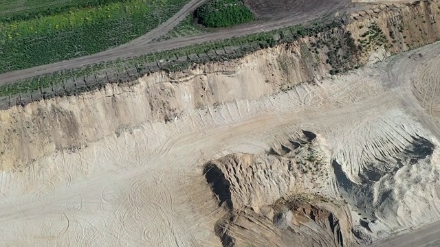 低空飞行在堤岸上空的一堆沙砾坑，用无人机航拍视频素材