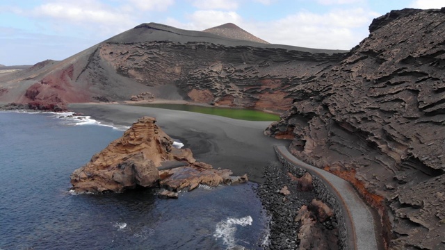 西班牙兰萨罗特的埃尔戈尔夫火山口和绿色湖泊。鸟瞰图视频素材