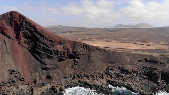 西班牙兰萨罗特拉圣塔附近的火山口。鸟瞰图视频素材