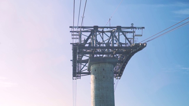 从空中飞过缆车塔架。越南富国的架空缆车视频素材