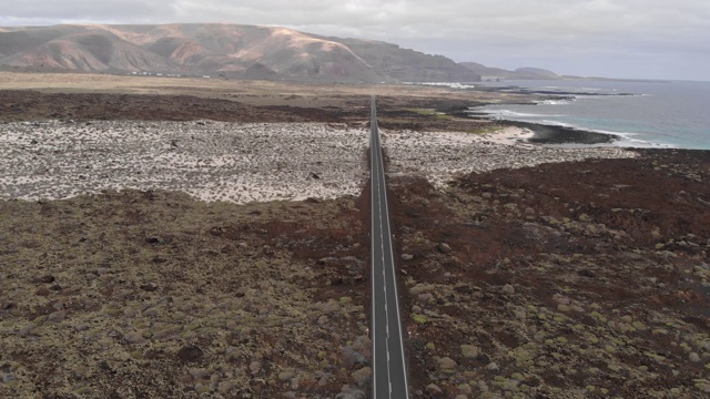 兰萨罗特岛熔岩沙漠中的道路。鸟瞰图视频素材