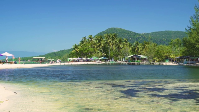 宁静的热带海滩度假胜地，风景优美，海水清澈视频素材