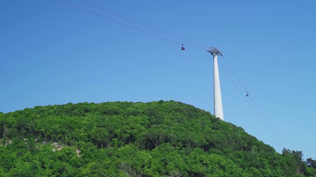 缆车索道之上，青山绿林，夏日蓝天尽收眼底视频素材