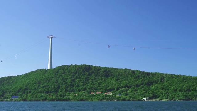 在布布海的一个绿色岛屿，有架空索道塔和移动的缆车视频素材