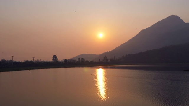 山和湖的日出视频素材