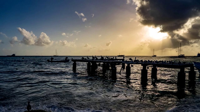 时光流逝，美丽多彩的夕阳景观。视频素材