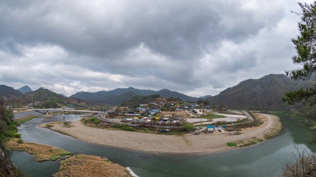 韩国忠清北道，大川/忠州西，苏朱白山拍摄的村庄场景视频素材