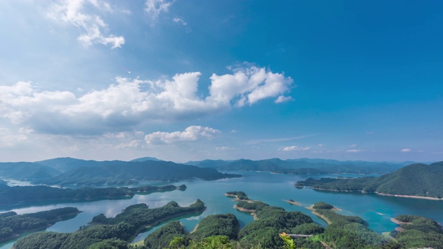 忠柱浩湖(chung - juho Lake)和鳄鱼岛(Akeoseom) /忠柱寺，忠清北道，韩国视频素材