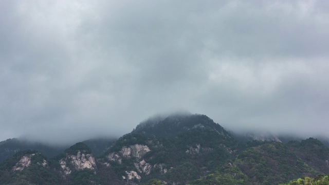 雾中的Woraksan山/ Jecheon-si，忠清北道，韩国视频素材