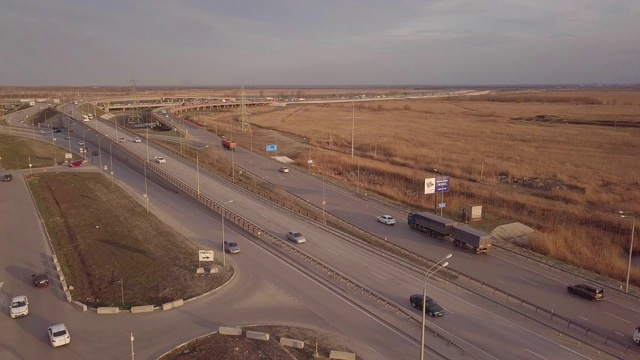 鸟瞰图货车。大型货车在移动。航拍美丽乡村公路上的卡车。春日田野道路上的半卡车鸟瞰图。视频下载