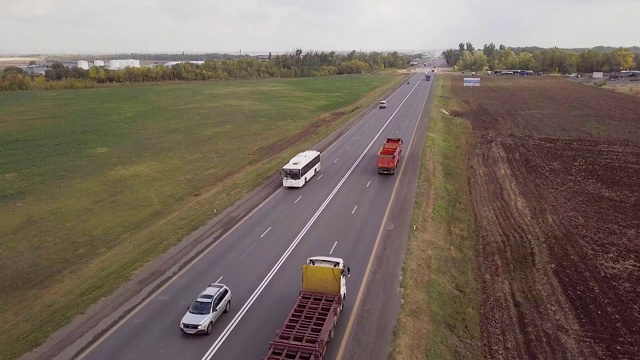 鸟瞰图货车。大型货车在移动。航拍美丽乡村公路上的卡车。春日田野道路上的半卡车鸟瞰图。视频下载