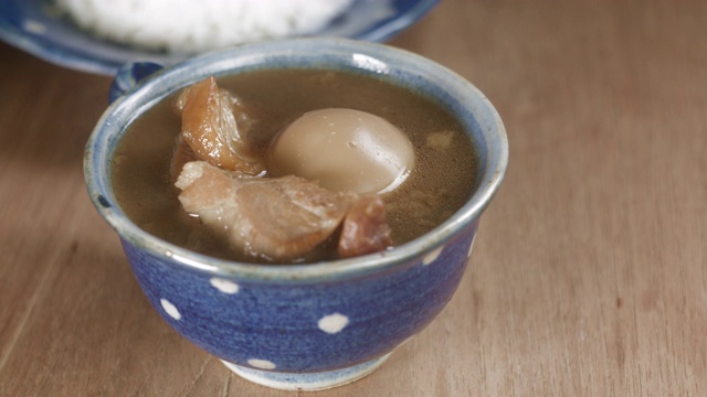 红烧蛋肉，中国香料炖菜视频素材