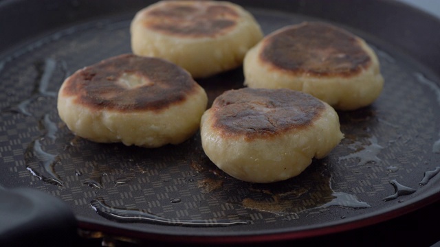 烹饪干酪煎饼。女性用手翻动干酪煎饼。视频素材