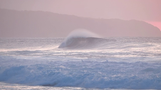 强劲的海浪拍打着海岸视频素材