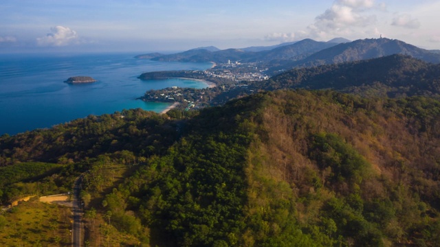 空中拍摄的热带海岸线有海滩和绿色茂密的森林。普吉岛,泰国视频素材