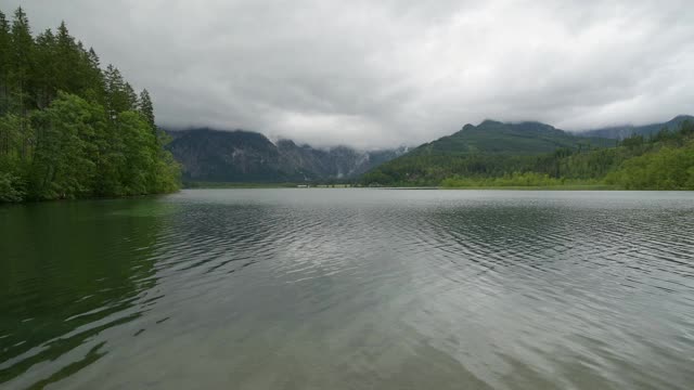 夏季的山湖，阿尔姆西，阿尔姆塔尔，上奥地利，奥地利视频素材