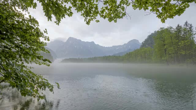 夏季有雨的山湖，阿尔姆西，阿尔姆塔尔，上奥地利，奥地利视频素材