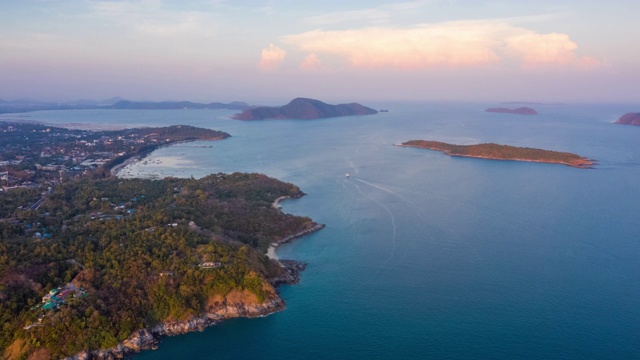 泰国普吉岛热带海岸日落时的高空超差视频素材