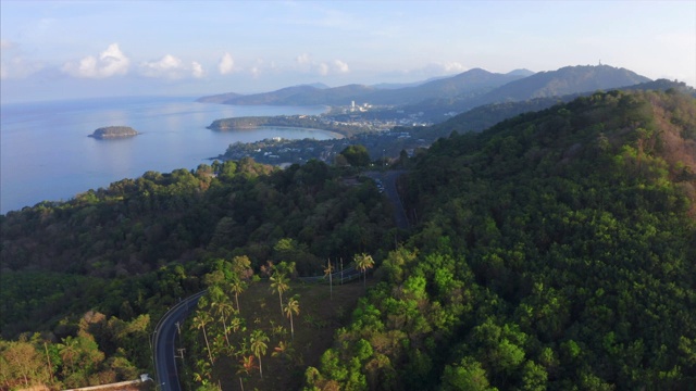 鸟瞰图的热带海岸线与海滩和绿色茂密的森林。普吉岛,泰国视频素材