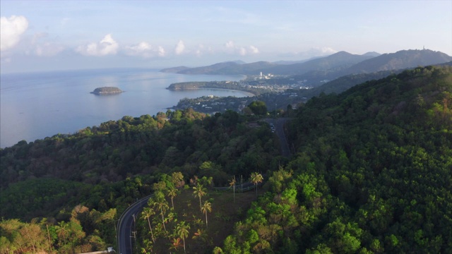 鸟瞰图的热带海岸线与海滩和绿色茂密的森林。普吉岛,泰国视频素材