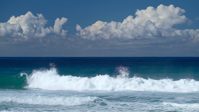 在夏威夷瓦胡岛上的Banzai管道冲浪点，海浪破裂视频素材