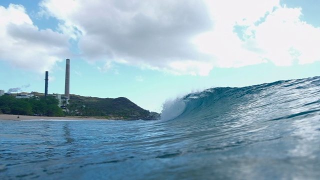 海浪在瓦胡岛的海岸上拍打视频素材