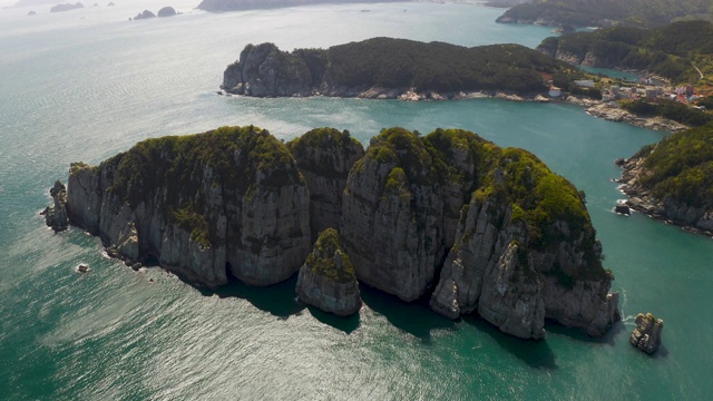 韩国庆尚南道韩烈海尚国家公园/巨济寺海岗岛的沙加巴威岩视频素材