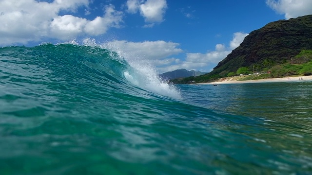 在夏威夷瓦胡岛的海岸上海浪破裂视频素材