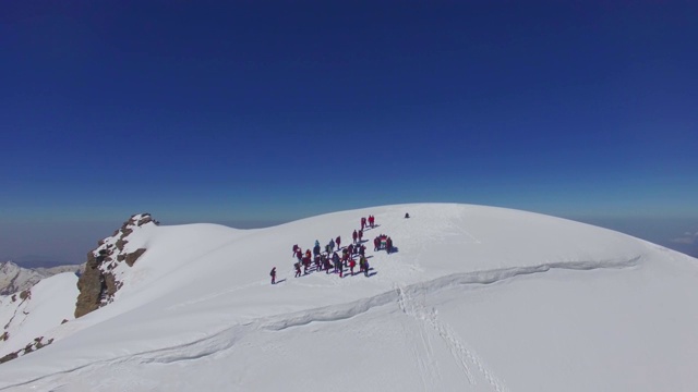 印度登山者攀登喜马拉雅山的顶峰视频素材