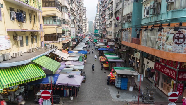 成群的人参观香港孟角区当地的集市视频素材