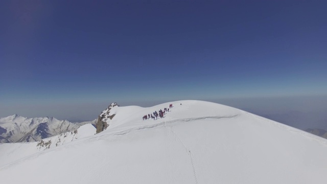 印度登山者攀登喜马拉雅山的顶峰视频素材